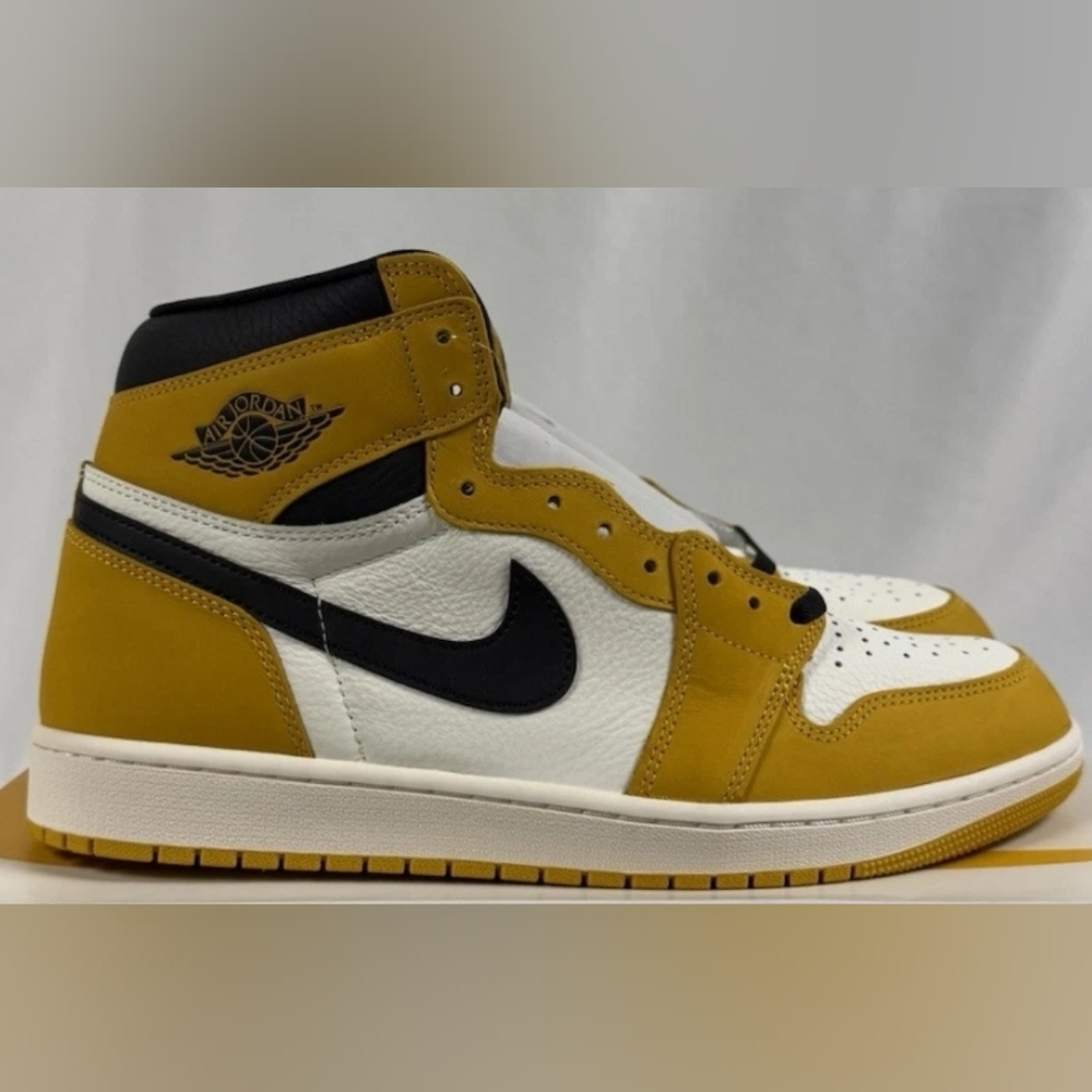 Jordan Men's Yellow and Black Sneakers Nike Mens Air Jordan RETRO 1 HIGH